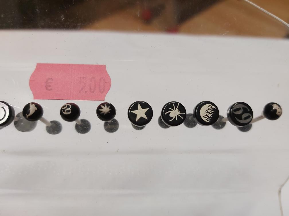 16 schwarze Piercings Restposten Abverkauf